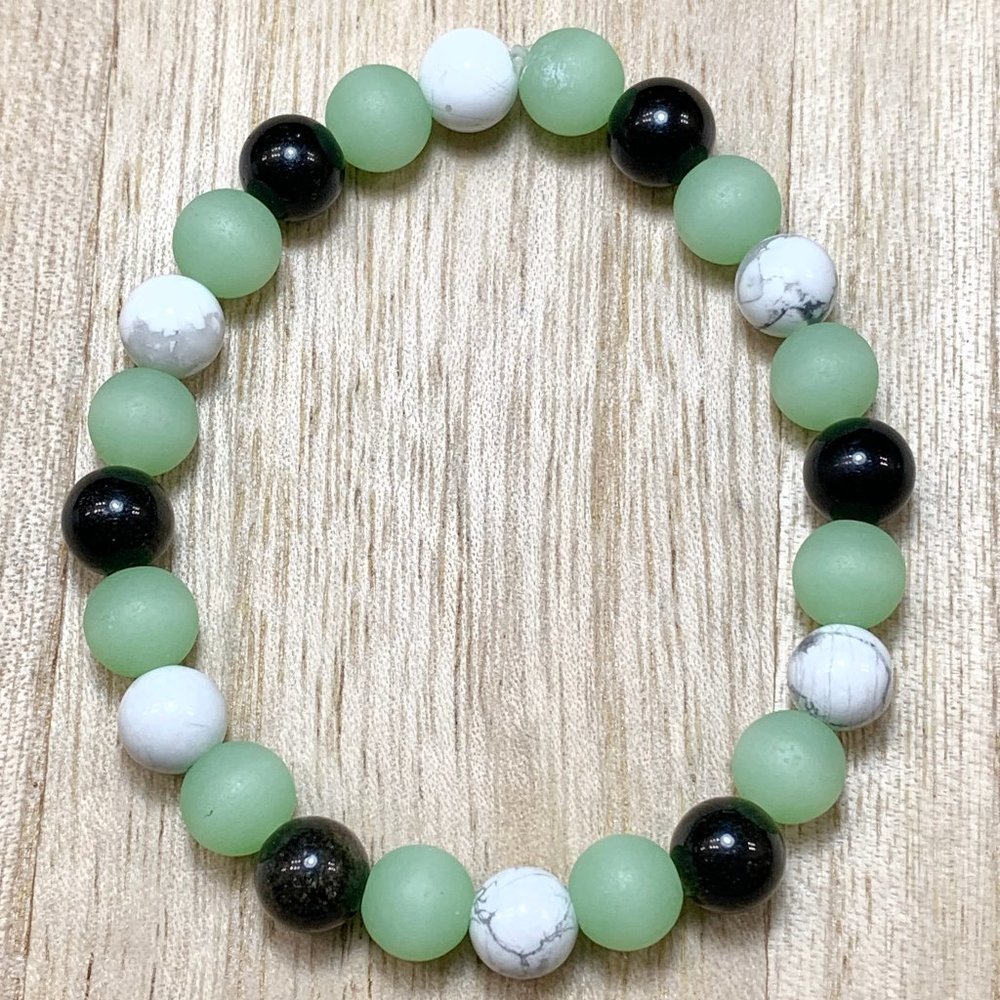 8mm Onyx - Howlite Chakra Gemstone Bracelet - Picture 6 of 9